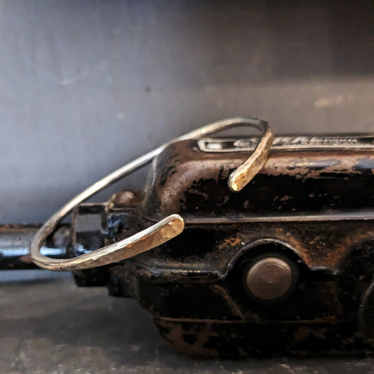 Åben Armring med Guld detaljer