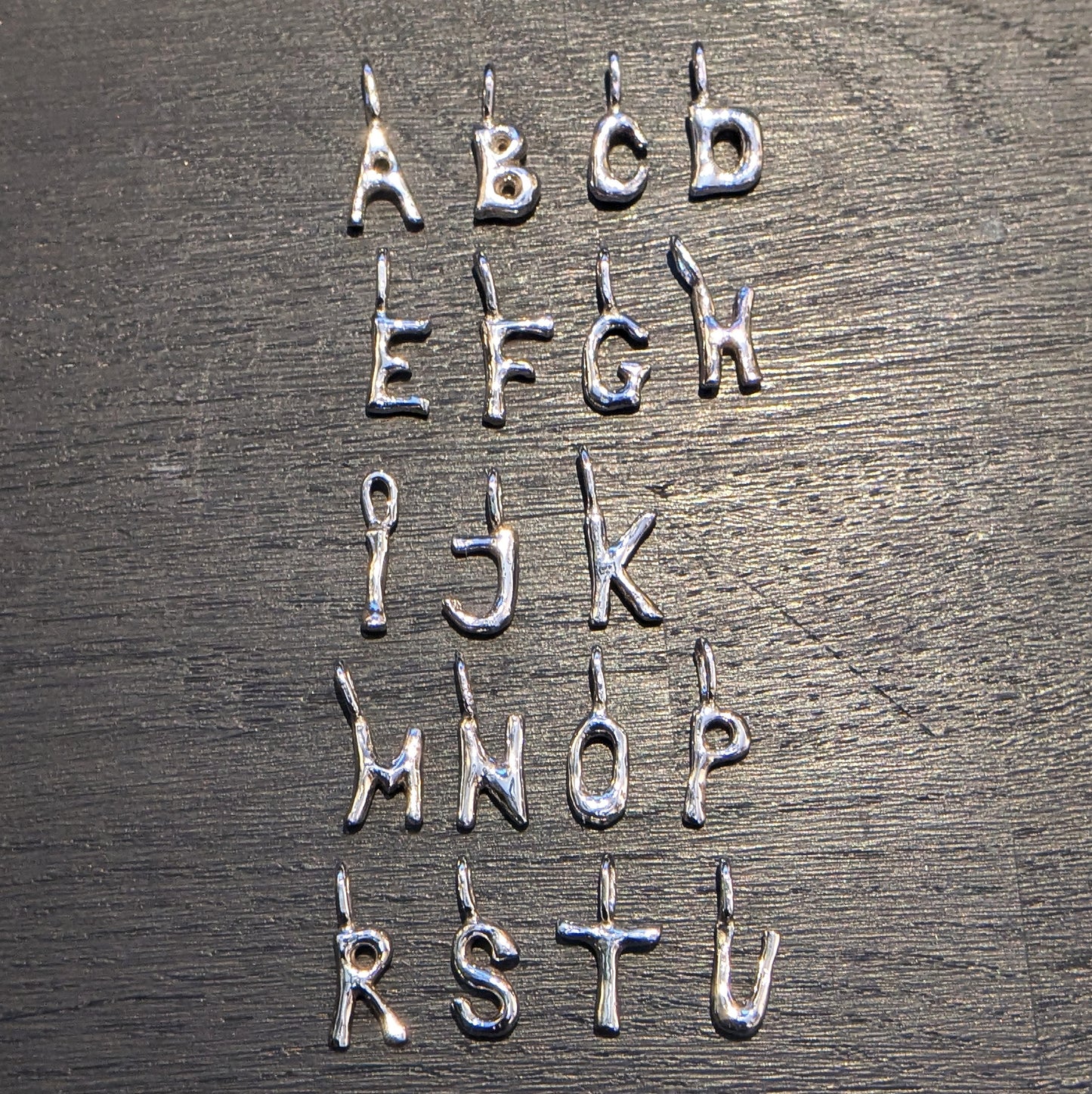 Håndstøbte Bogstavvedhæng