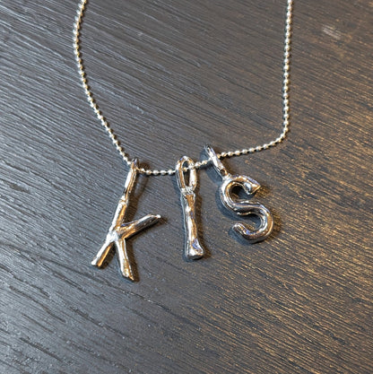 Håndstøbte Bogstavvedhæng