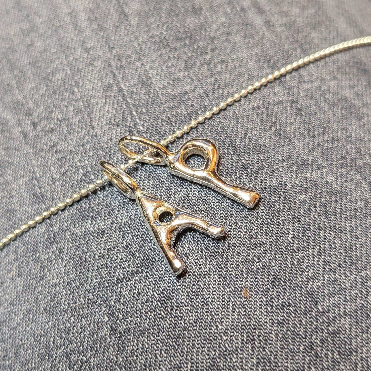 Håndstøbte Bogstavvedhæng