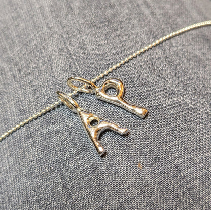 Håndstøbte Bogstavvedhæng