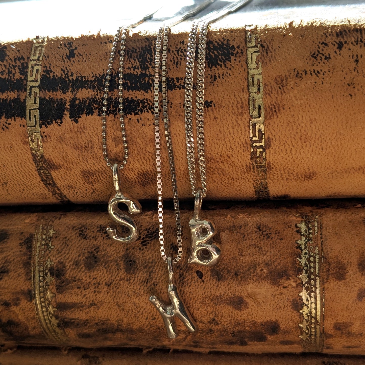 Håndstøbte Bogstavvedhæng