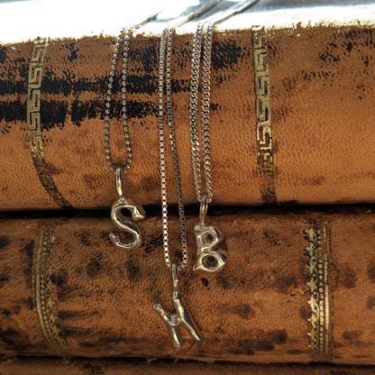 Håndstøbte Bogstavvedhæng