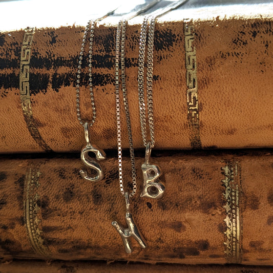 Håndstøbte Bogstavvedhæng